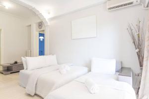 雅典Spacious and Luxurious Apartment in Athens Center的白色客房 - 带2张带白色枕头的床