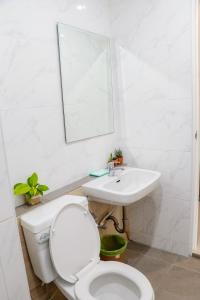 奈扬海滩S2机场公寓酒店的白色的浴室设有卫生间和水槽。
