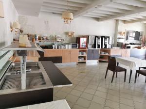 昆卡昆卡阿方索八世酒店的一间大厨房,里面配有桌椅