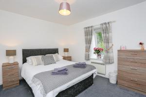 邓布兰6 Beech Court的一间卧室配有一张床、一个梳妆台和一扇窗户。