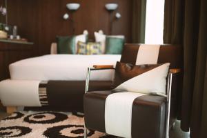 克洛滕Vitality Relax Spa Suite的客厅配有床和椅子