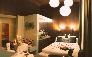 克洛滕Vitality Relax Spa Suite的一间卧室,床上放着鲜花
