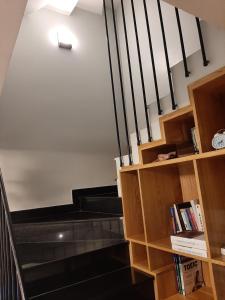 头顿Thom's Homestay的楼梯,书架和楼梯间