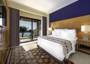 亚喀巴亚喀巴洲际酒店的一间卧室设有一张大床和一个大窗户