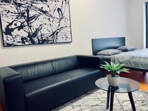 布尔诺Campea Business Apartments的客厅配有沙发和桌子