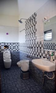 奇克马格尔Joldal Residency的一间带卫生间和水槽的浴室