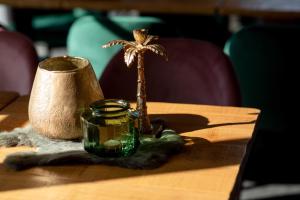登德尔蒙德Casa Cava B&B的一张桌子,上面有棕榈树雕像和罐子