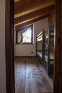 雷梅斯-诺特雷-达梅Chalet Mountain Relax - CIR 0001的客房设有两张双层床和一扇窗户。