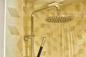 科隆哈姆尼经典酒店的浴室内配有淋浴和头顶淋浴
