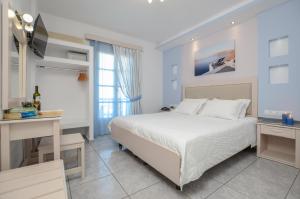 纳克索乔拉伊林酒店的白色卧室配有床和书桌