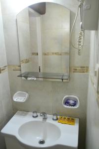 圣拉斐尔塞斯马卡瓦尼亚斯山林小屋的一间带水槽和镜子的浴室