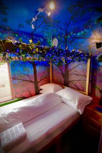 贝尔法斯特Princess Becfola fairytale cottage的卧室配有一张带树壁画的床