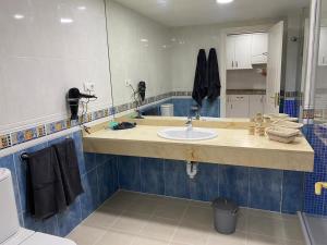 科拉雷侯Oasis Fuerteventura Beach Apartments的一间带水槽和镜子的浴室