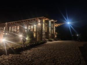 阿拉霍瓦Tagli Resort & Villas的前面有路灯的房子