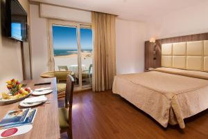 卡托利卡帕克酒店的酒店客房配有一张床和一张餐桌。