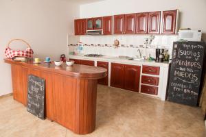 莱瓦镇Family Host HOSTEL的厨房配有柜台和黑冰箱。