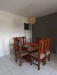 马塞约Residencial Maravilha - Poço的用餐室配有桌椅和安乐灯
