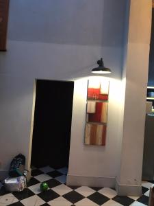 蒙得维的亚AHIVÁ Espacio Temporal的一间铺有黑白格子地板的客房
