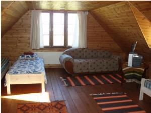 HaeskaTuulingu Holiday House at Matsalu National Park的小屋内带沙发的客厅
