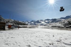 葱仁谷Val Thorens Temple of the Sun - ski in, ski out的雪覆盖的山,设有滑雪缆车