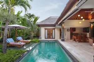 布阿巴厘岛别墅酒店内部或周边的泳池