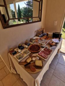萨尔拉拉卡内达Au Clos de Mathilde的一张桌子,上面有食物