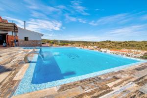 鲁伊德拉Casa Rural La Torca Ruidera的景观别墅内的游泳池