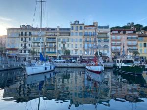 戛纳Cannes Old Port, Seafront & Seaview , fast wifi, best AC的一群船停靠在港口,有建筑物