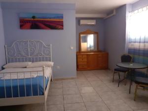 洛斯克里斯蒂亚诺斯特内里费旅舍的一间卧室配有一张床、一张桌子和一面镜子
