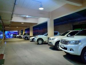莫拉限萨姆克达弗姆普拉斯酒店的停在停车场的一群汽车