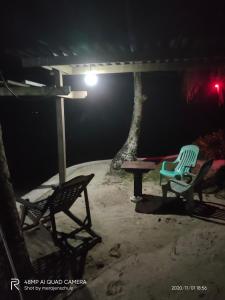 卢纳将军城辛亚高埃迪海滩度假酒店的晚间在庭院里摆放两把椅子和一张野餐桌