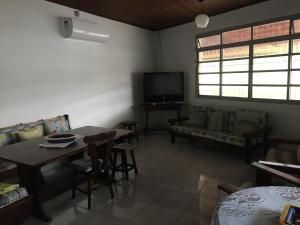 索莱马Casa, Praia e Lazer.的客厅配有桌子和沙发