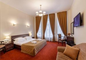 圣彼得堡Sonata Nevsky 5 Palace Square的酒店客房,配有床和沙发