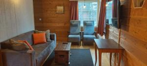 伊瓦洛Hideaway Cottage的客厅配有沙发和桌子