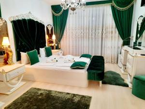 班基雅Hotel Dalia - Bankya的一间卧室配有一张绿色的大白色床。