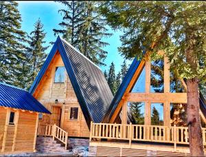 新瓦罗什ZLATARSKA IDILA的蓝色屋顶小木屋
