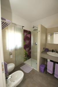 多索博诺艾桑提住宿加早餐旅馆的浴室配有卫生间、盥洗盆和淋浴。