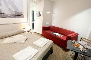 热那亚Gaslini e Sole的客厅配有红色的沙发和桌子