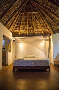 圣奥古斯蒂尼罗夙诺卡瓦尼亚斯德尔太平洋酒店的卧室配有一张位于屋顶下的床