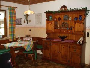 RottauWeissenhof的厨房配有桌子和木制橱柜。