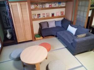 京都Kyoto Villa Kotone的客厅配有蓝色的沙发和桌子