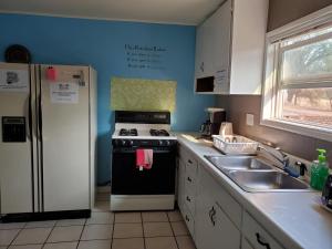 格罗夫兰优胜美地国际青年旅舍的厨房配有冰箱、炉灶和水槽