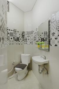 梭罗House of Asiyah Syariah的白色的浴室设有卫生间和水槽。