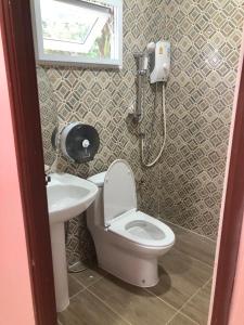 锡春At Sichon Home By At Sichon Resort的一间带卫生间和水槽的浴室