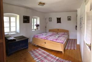ErdősmecskeErdősmecskei sváb vendégházak és Jurtaszállás的一间卧室配有木床和地毯。