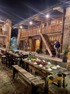 河江homestay bongbang的一组木桌,上面放着食物