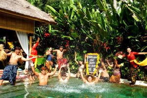 金巴兰巴厘岛金巴兰迎客酒店的一群人,在度假村的水中