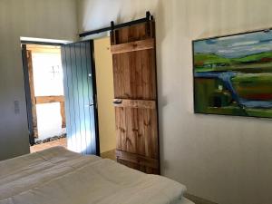 NibeSebber Kloster的卧室配有一张床,墙上挂有绘画作品