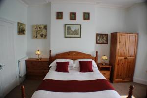 布里斯托菲尔顿旅馆的一间卧室配有一张带红色枕头的大床