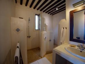 ShelaPeponi Hotel Lamu - Kenya的白色的浴室设有水槽和镜子